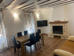 Agradable casa con chimenea interior y barbacoa.